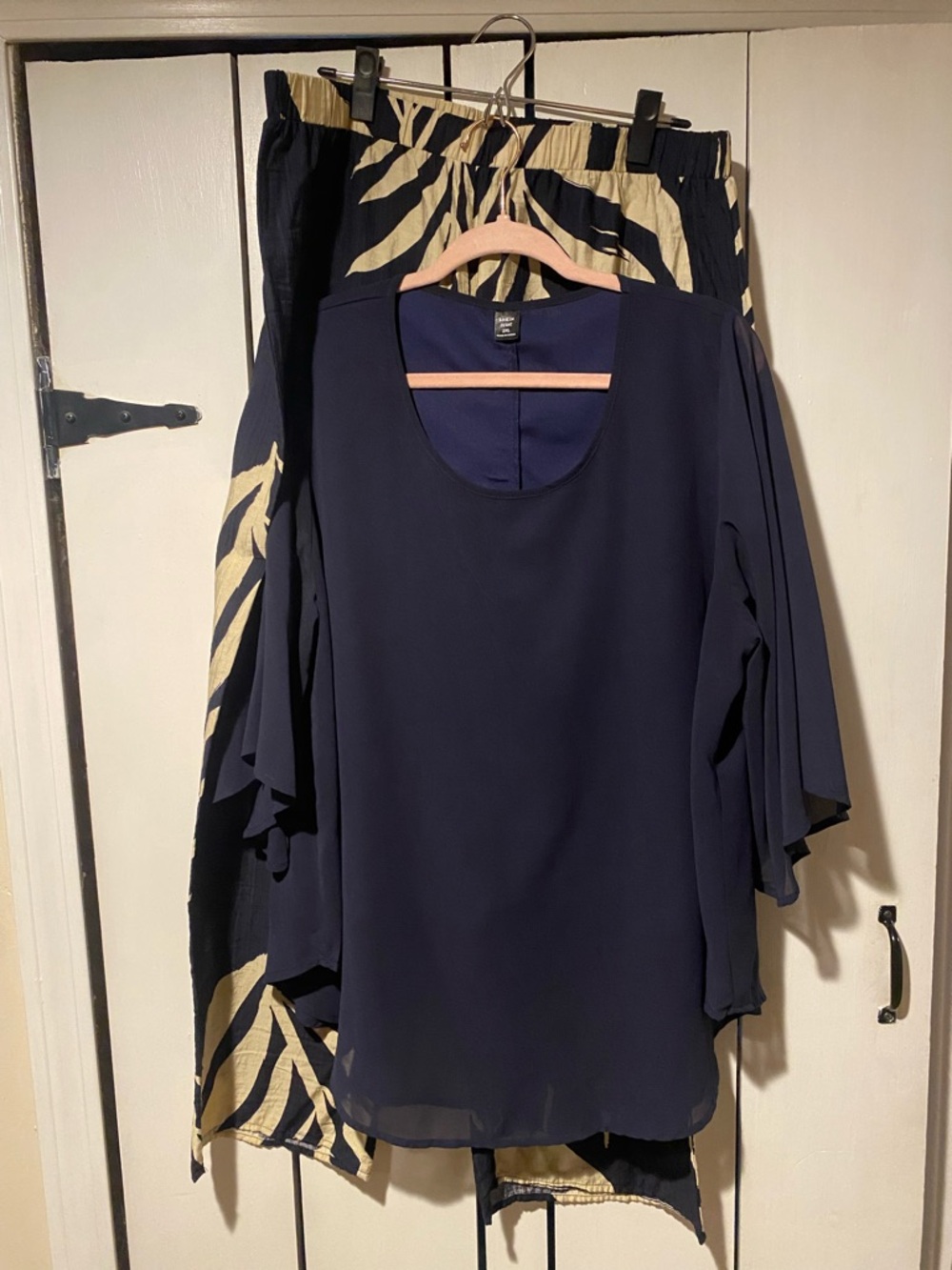 SHEIN Navy Blouse with Navy-and-Cream Leaf Print Wide-Leg Pants - Picture 4 of 7
